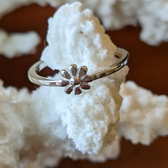 Sterling silver flower ring - Picture 8 of 12